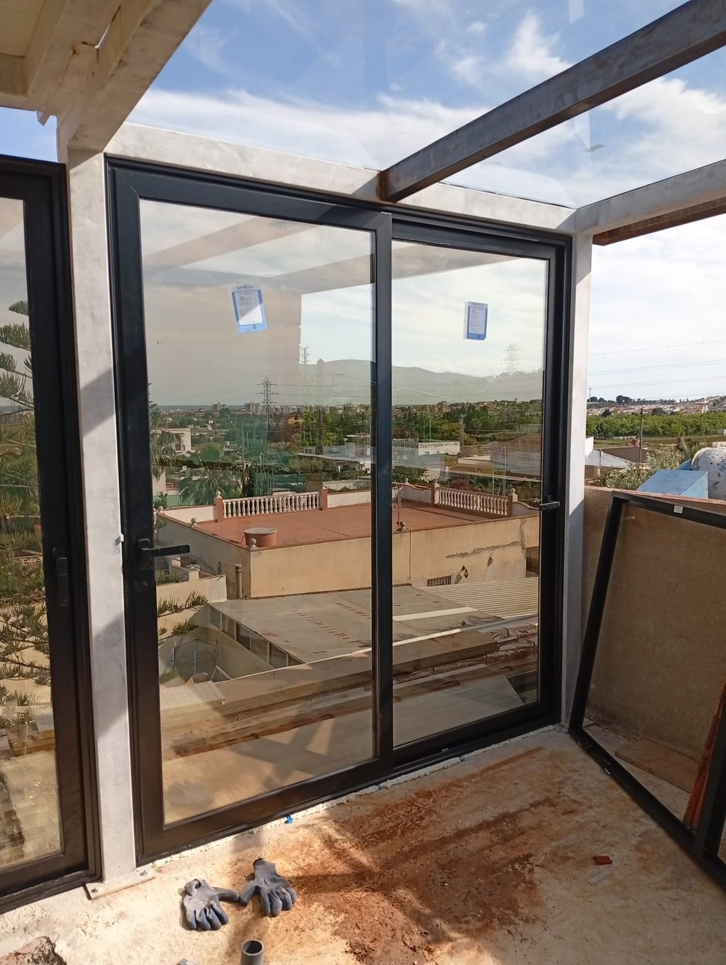 Cerramiento de terraza acristalado en construcción
