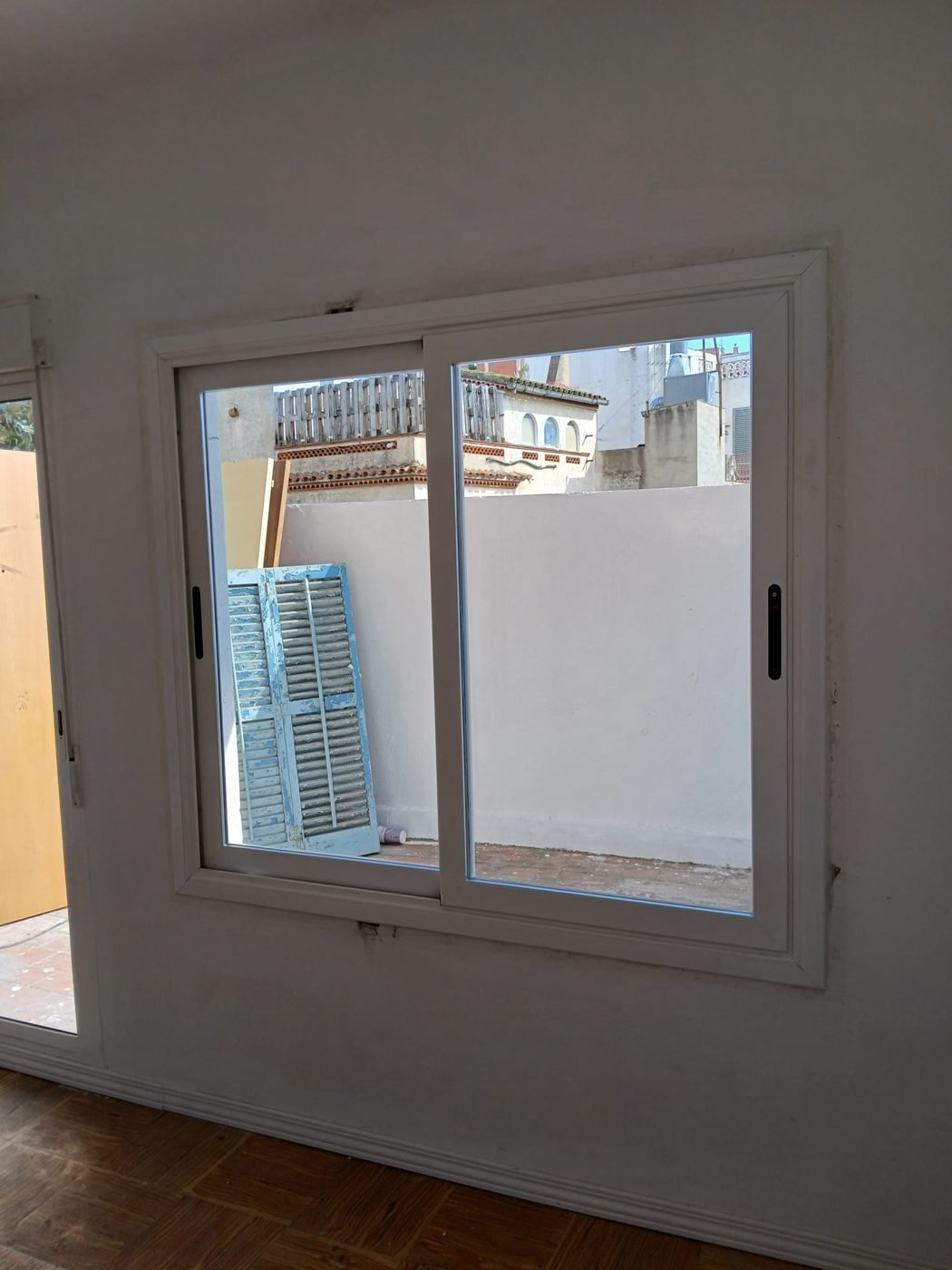 Ventana de aluminio a medida instalada en vivienda