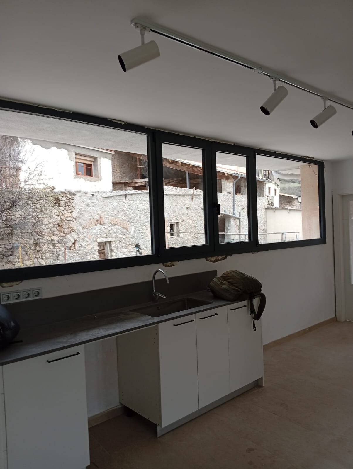 Ventanal panorámico de aluminio negro sobre la cocina
