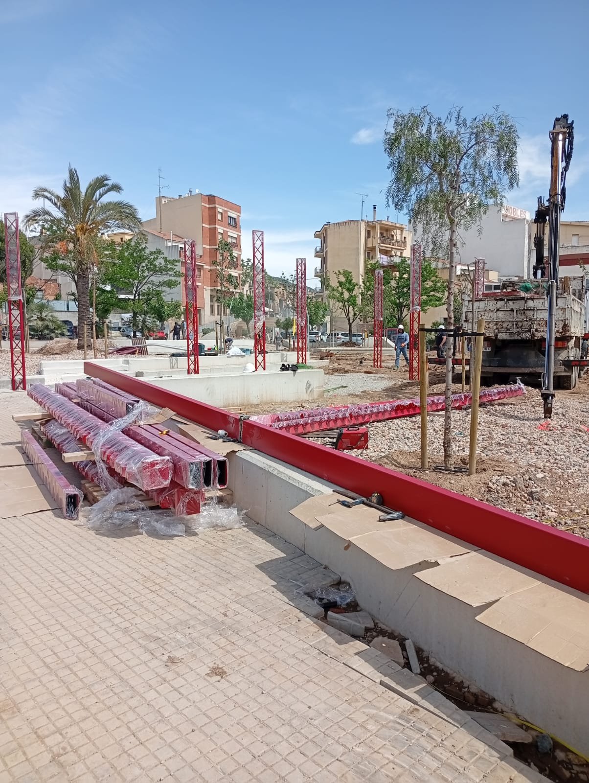 Vigas y pilares de acero rojo acopiados en obra